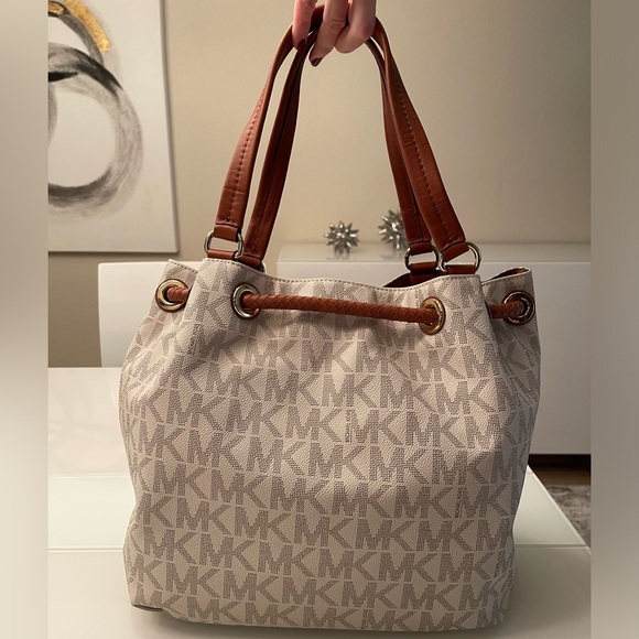 Brand New Micheal Kors LG Gathered tote color vanilla - Picture 2 of 3